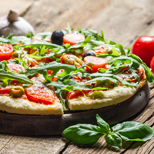 pizza con tomates aceitunas y rucula