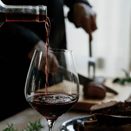 vino tinto para acompañar comida gourmet