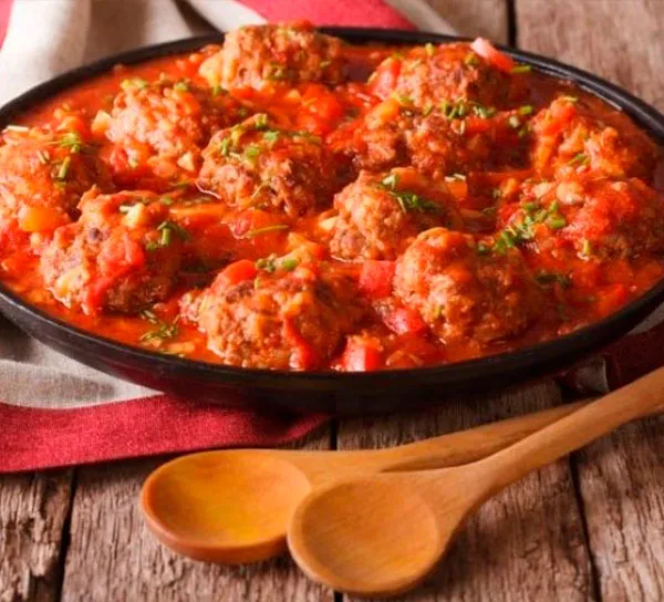 albondigas con salsa española