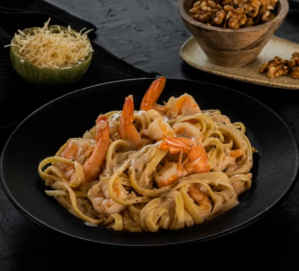 fettuccini con salsa alfredo y camarones