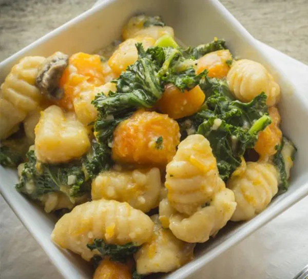 gnocchi con calabaza queso de cabra y nueces confitadas
