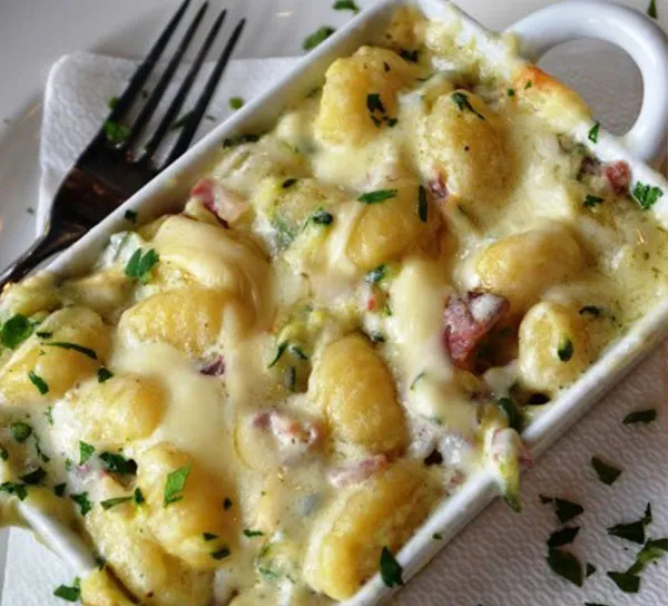 gnocchi con salsa blanca al tocino y cebollin