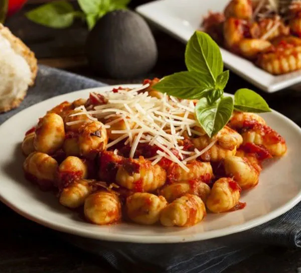 gnocchi a las tres salsas trattoria