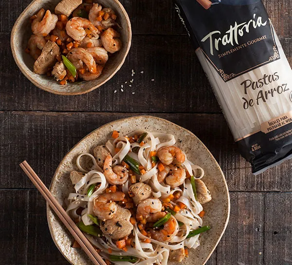 pasta de arroz salteada con camarones y pollo