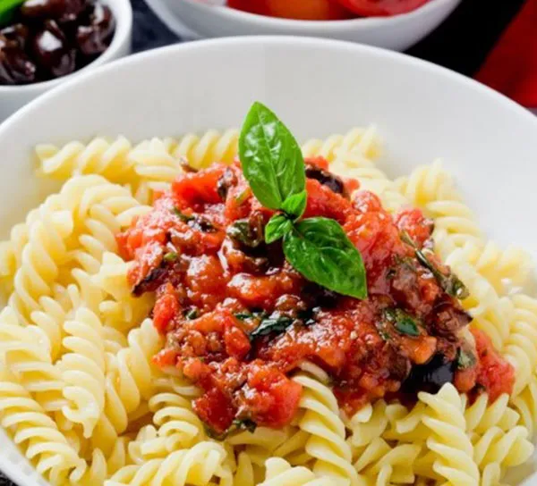pasta fusilli con salsa putanesca