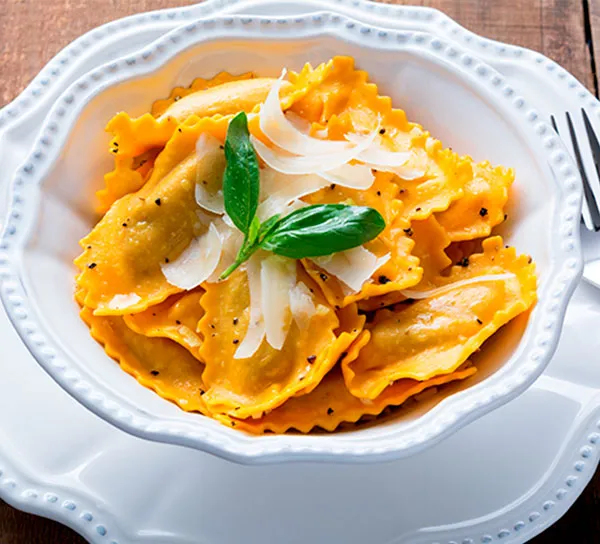 ravioli de calabaza ricotta con salsa de mantequilla trufa y salvia