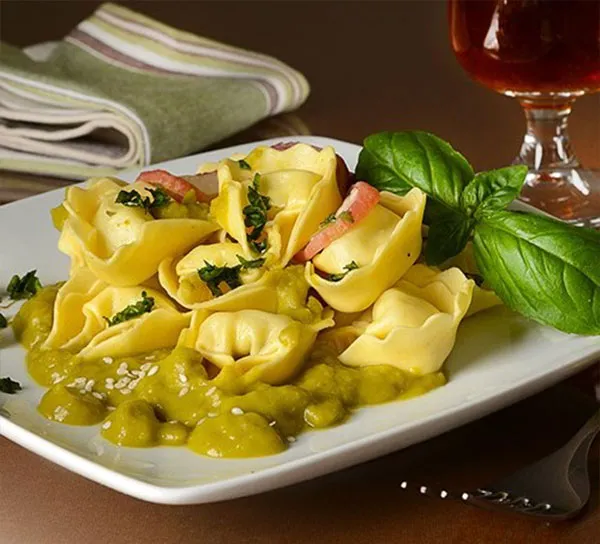 tortellini pesto con esparragos cebollin y parmesano